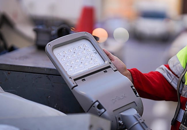 Detalle de una de las luminarias nuevas que se están instalando en la capital.