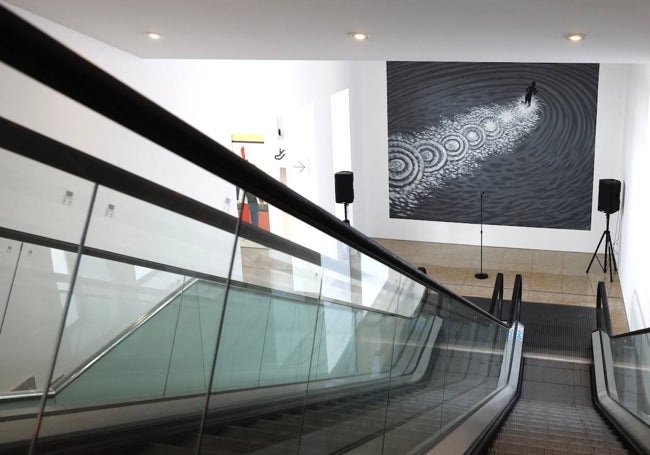 'La infancia de Iván' vista desde las escaleras mecánicas de la sala de exposiciones.