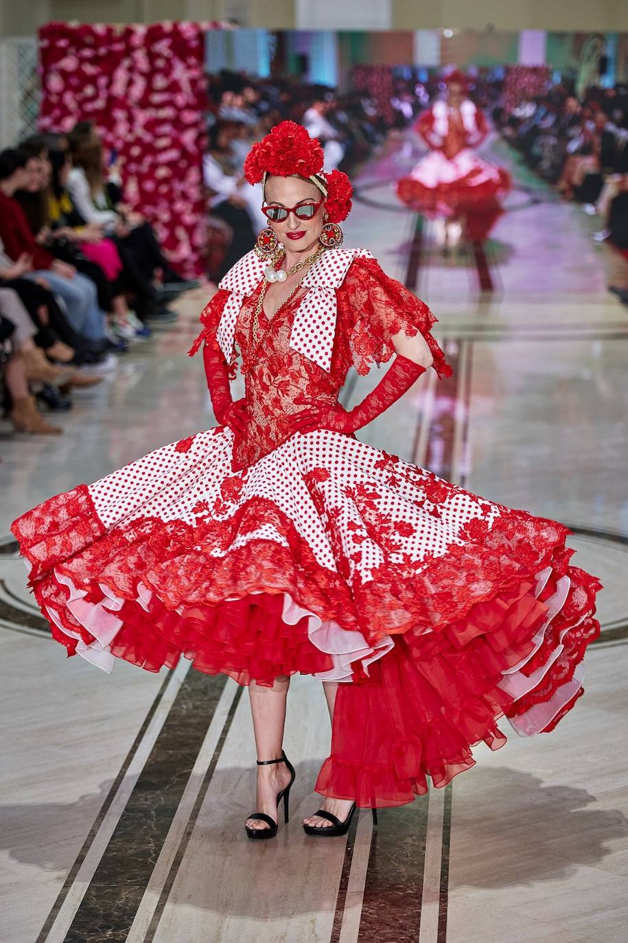 La pasarela de moda flamenca Con 2 lunares, en imágenes