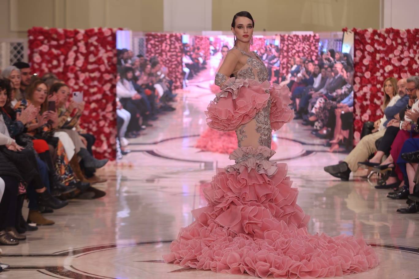 La pasarela de moda flamenca Con 2 lunares, en imágenes