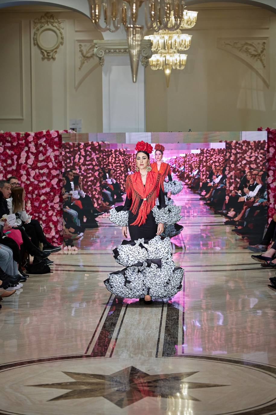 La pasarela de moda flamenca Con 2 lunares, en imágenes