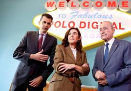 Rafael Alcaide (Vodafone), la consejera de Empleo, Rocío Blanco, y el alcalde, Paco de la Torre.