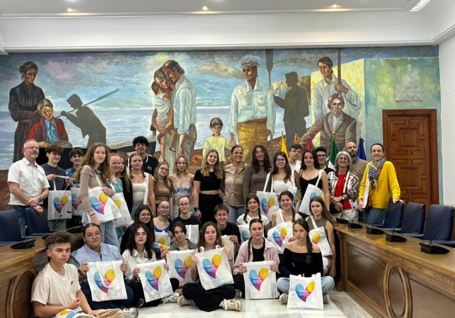 Los alumnos y alumnas durante la visita en el Ayuntamiento.