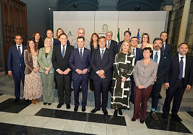 El equipo de gobierno de la UMA, con el presidente andaluz y los consejeros Gómez Villamandos y Carolina España.