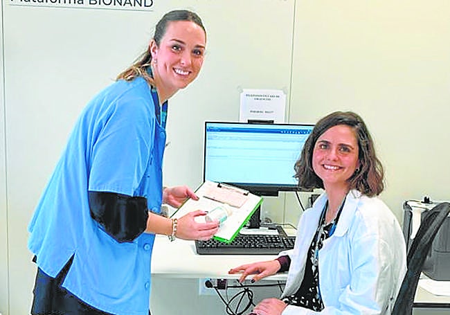 La investigadora Ainhoa Robles, con su equipo de IBIMA.