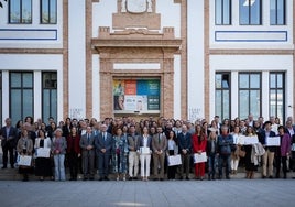 Foto de familia tras la entrega de 73 nuevos diplomas que acreditan la calidad de los negocios.