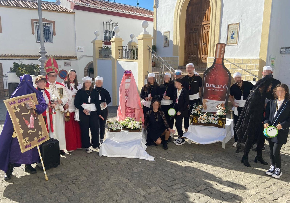 Imagen del grupo que protagonizó el polémico disfraz de Carnaval en Iznate.