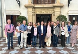 El alcalde y la concejal de Turismo, junto a representantes de las agencias polacas que visitan el municipio.