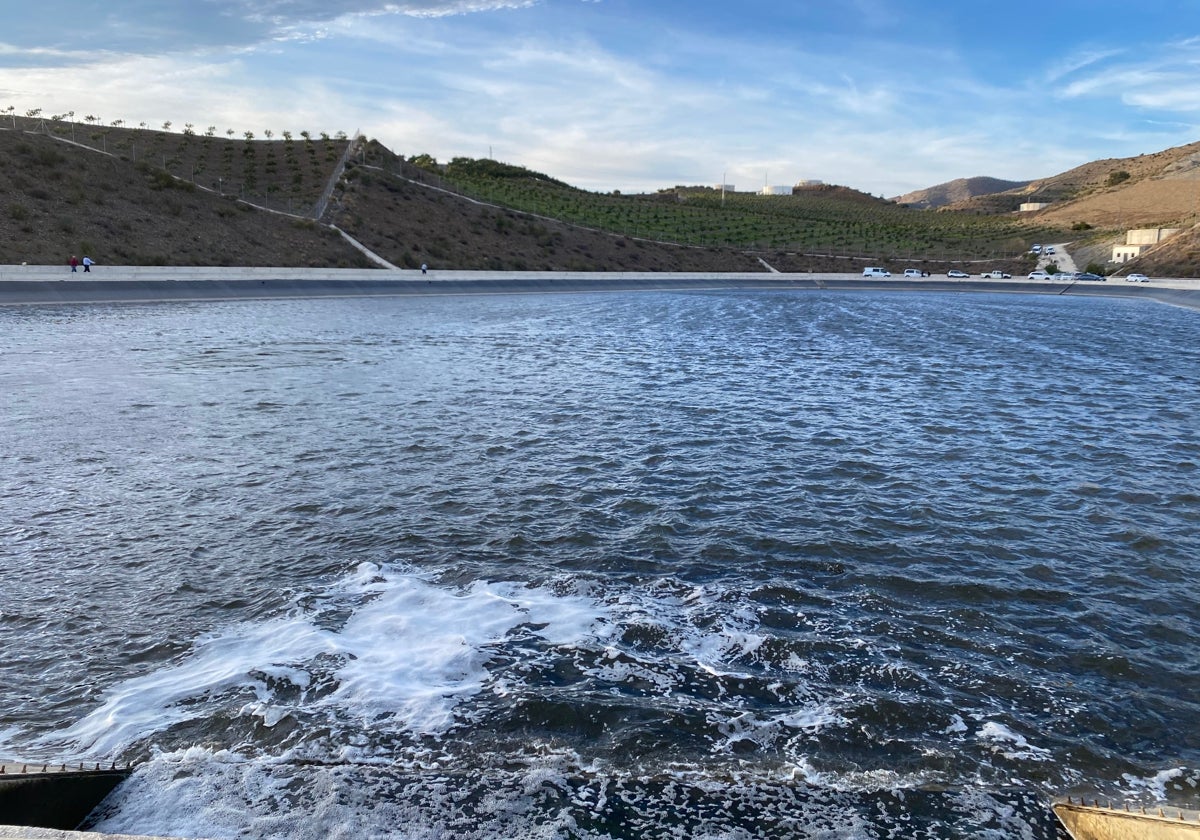 Imagen de la balsa de Vélez-Málaga a la que llegan las aguas regeneradas de la depuradora.