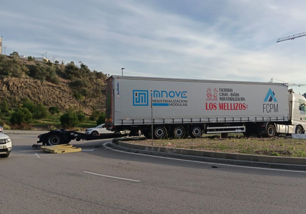 Un camión pierde el control y aterriza en una glorieta en El Limonar