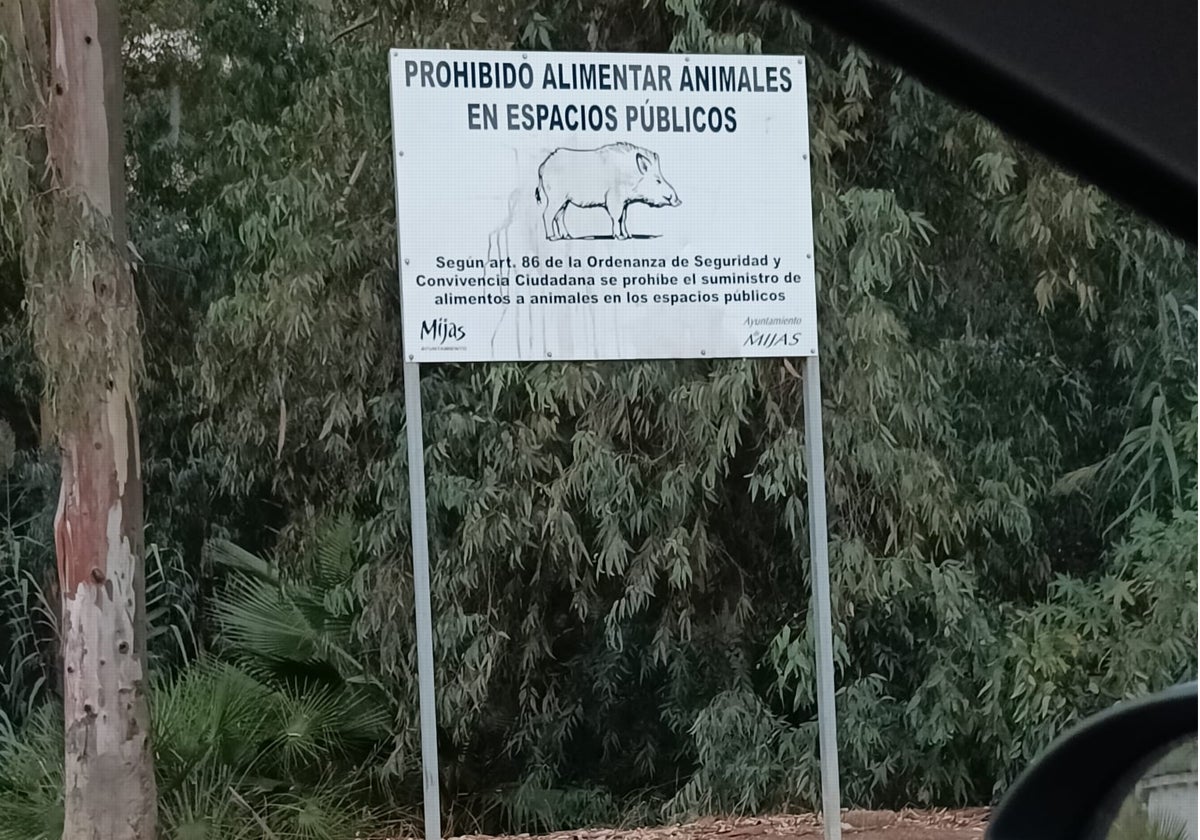 Cartel pidiendo que no se alimente a los jabalíes, instalado en una urbanización en Mijas.