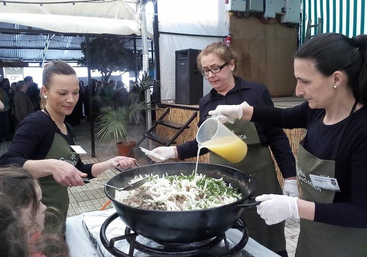 El salmorejo de carne se cocina cada año en directo antes de repartirse.