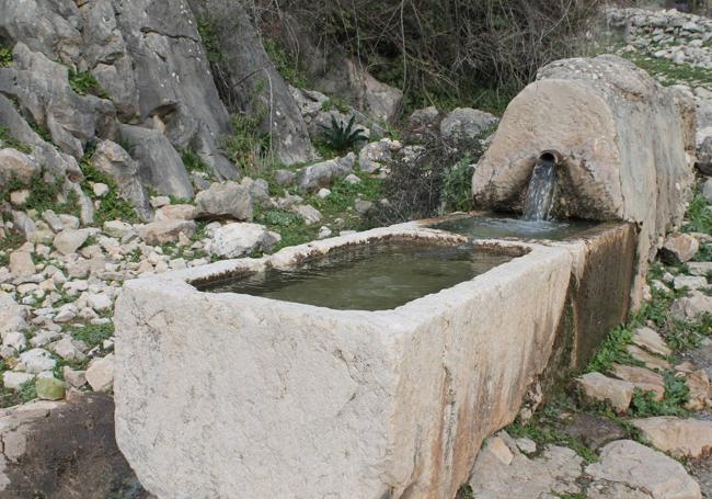 Pilar de las Parideras, en la entrada del área recreativa.