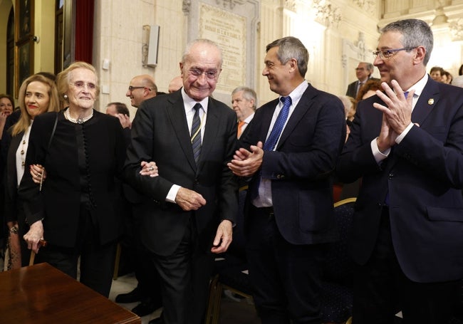 María Victoria llegó del brazo del alcalde, aplaudida por el rector y el presidente de la Diputación.