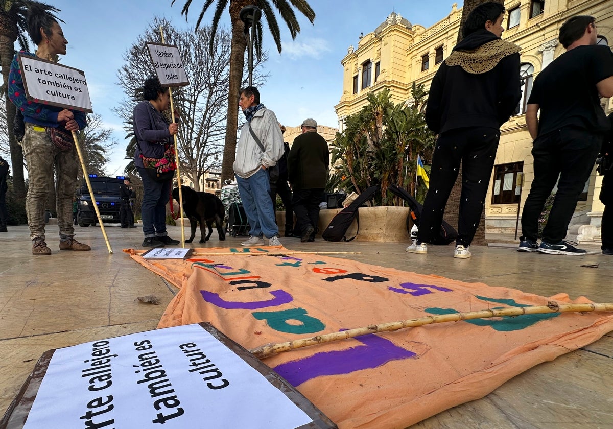 Manifestantes junto al Ayuntamiento.