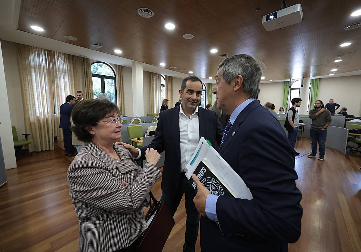 El rector, con la gerente, Rosario Gómez, y el inspector de Servicios, Sergio Cañete.