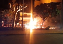 Imagen de las llamas que han devorado el parque infantil en El Morche en la noche de este jueves.