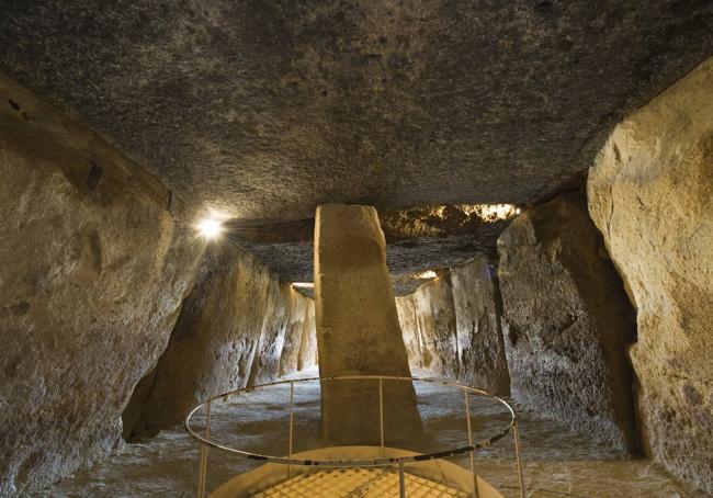 Interior del Dolmen de Menga, en Antequera.