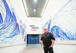 El artista Javier de Juan, con su obra en el Centre Pompidou de Málaga.