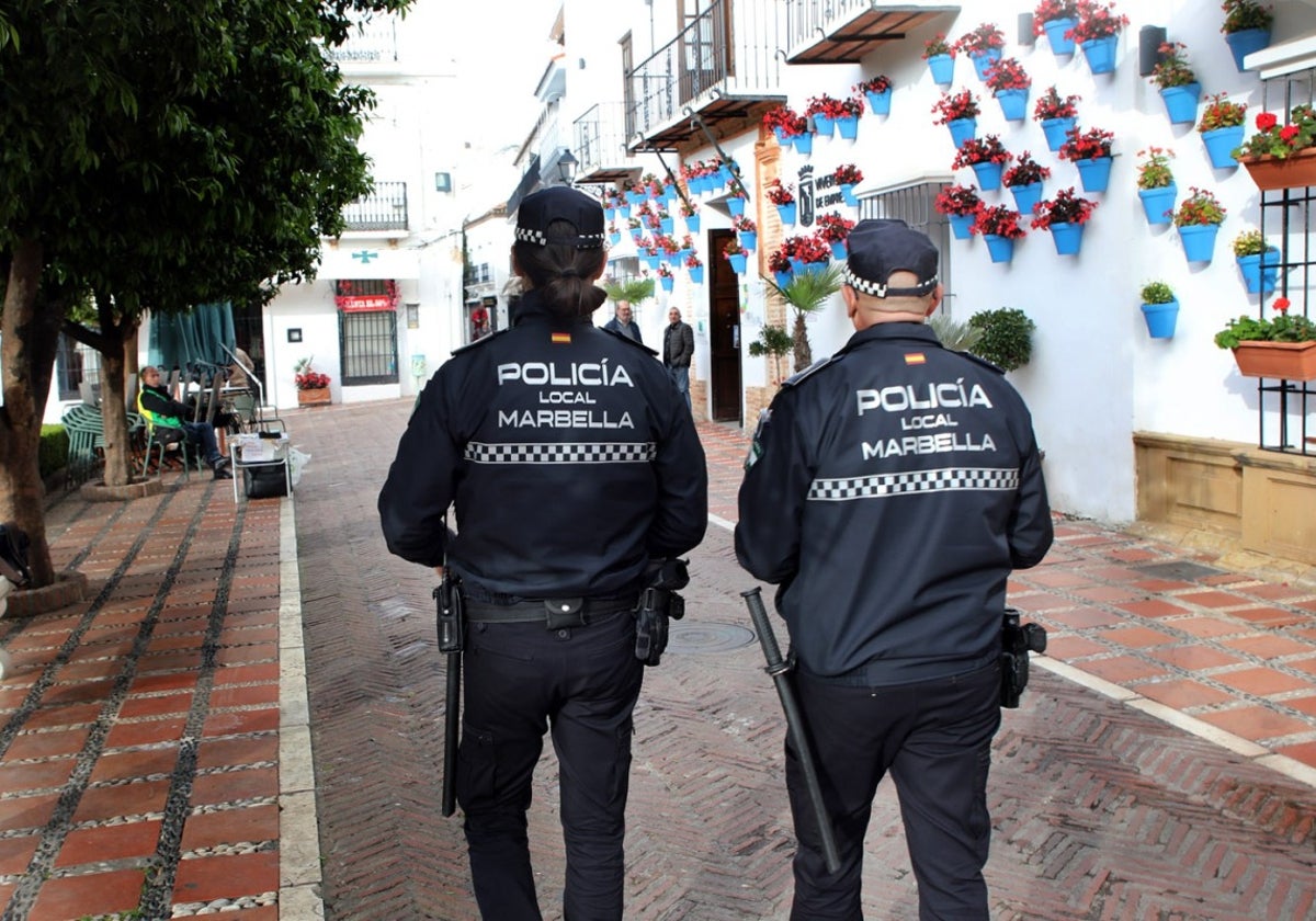 Dos policías salvan la vida a una niña de dos años atragantada con un pistacho en Marbella