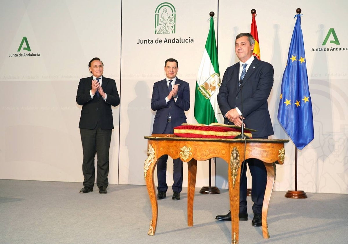 El rector, el martes, en su toma de posesión en el Palacio de San Telmo, con el consejero de Universidad y el presidente andaluz.