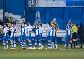 Jugadores del Alcoyano saludan a la afición antes de un partido en su estadio, El Collao.