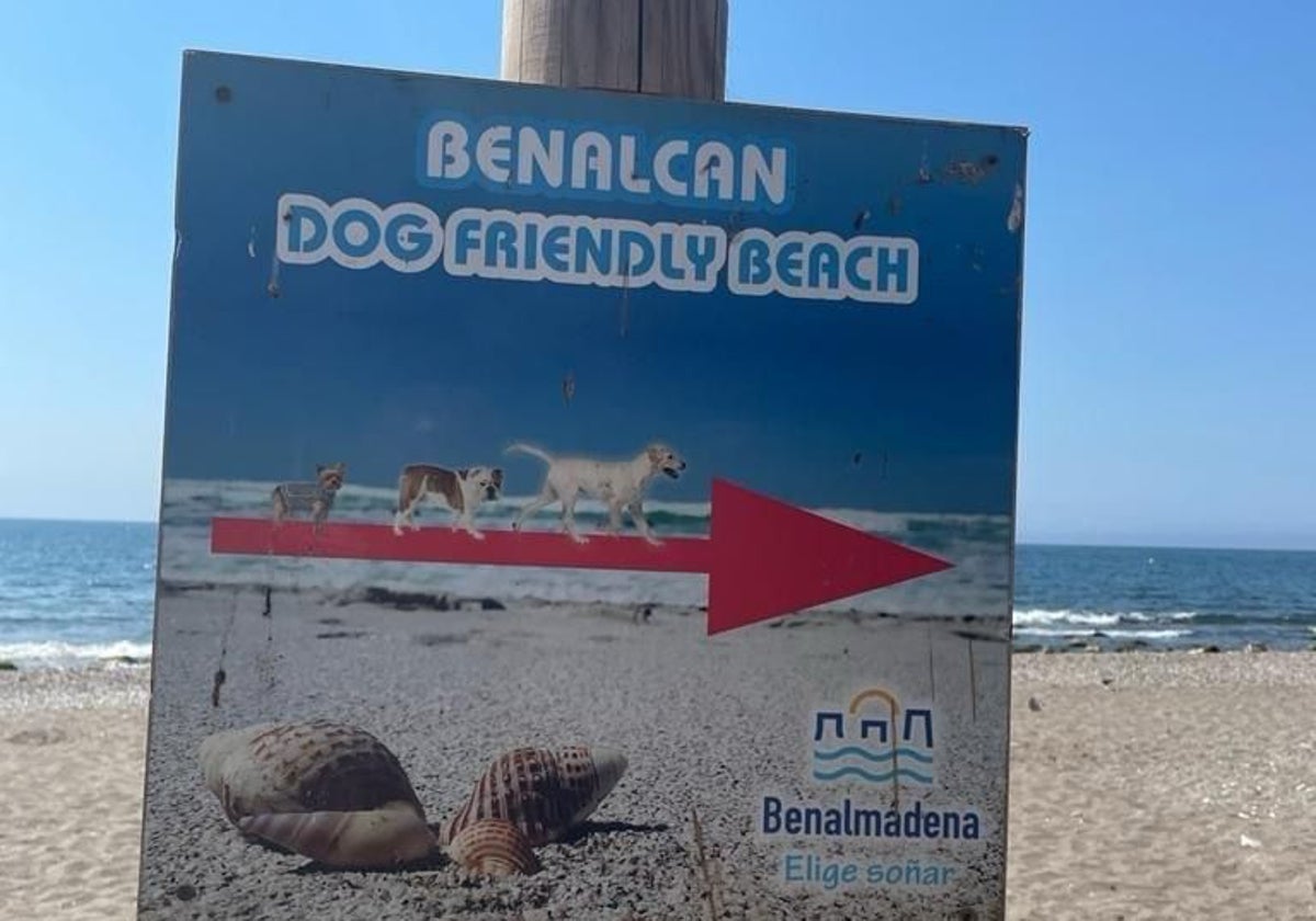 Cartel de Benalcan, cuando estaba en funcionamiento la playa de mascotas.