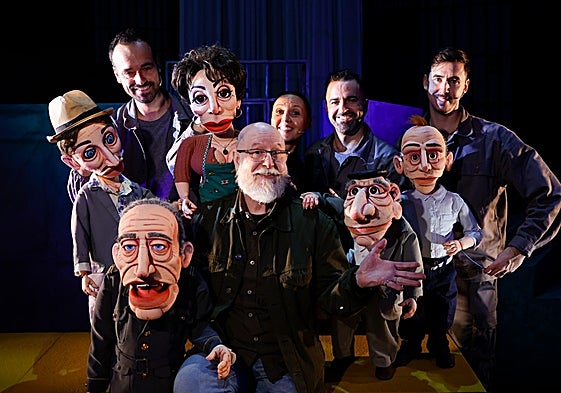 Ángel Calvente, con el equipo de 'El verdugo'.