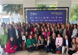 Foto de familia de las participantes en este foro.