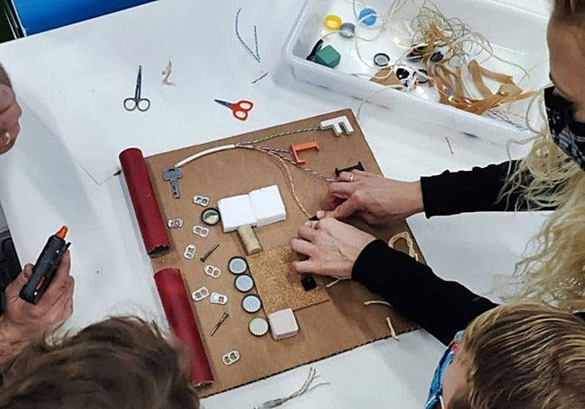 Los niños durante uno de los talleres infantiles