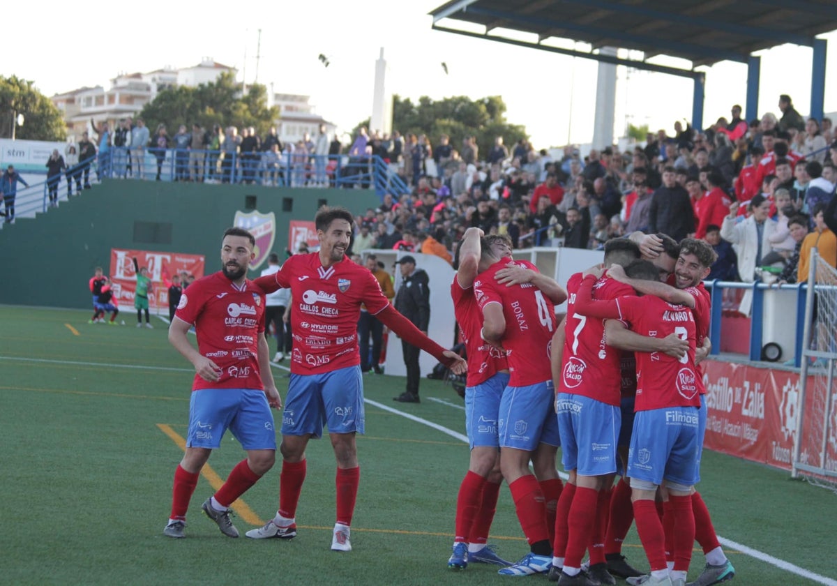 Los jugadores del Torre del Mar celebran un gol.