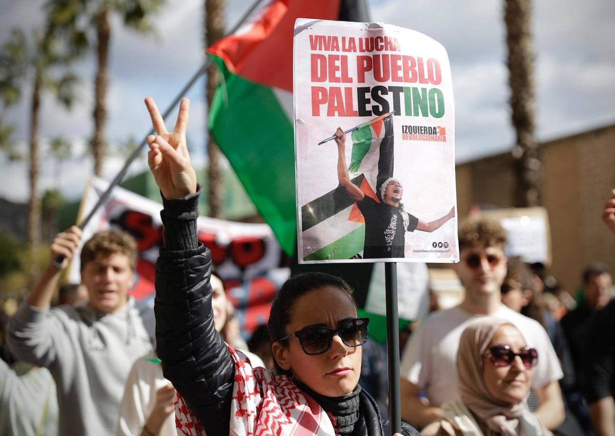 Imagen secundaria 1 - Nueva manifestación en Málaga por la paz en Gaza: «Gritamos por un alto el fuego inmediato»