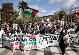 La marcha se ha iniciado en la plaza de la Marina y ha seguido por la avenida de Manuel Agustín Heredia.