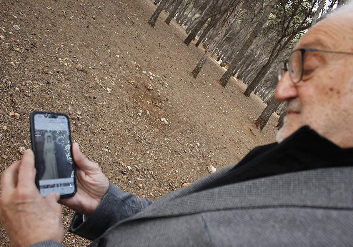 Ramón del Cid Santaella mira en el móvil la foto de su madre, Juana, y de su padre, José, vestidos de boda, en la zona de pinares de Torremolinos en la que, durante 1938 y 1939, hubo un campo de concentración franquista. Allí se conocieron sus padres.
