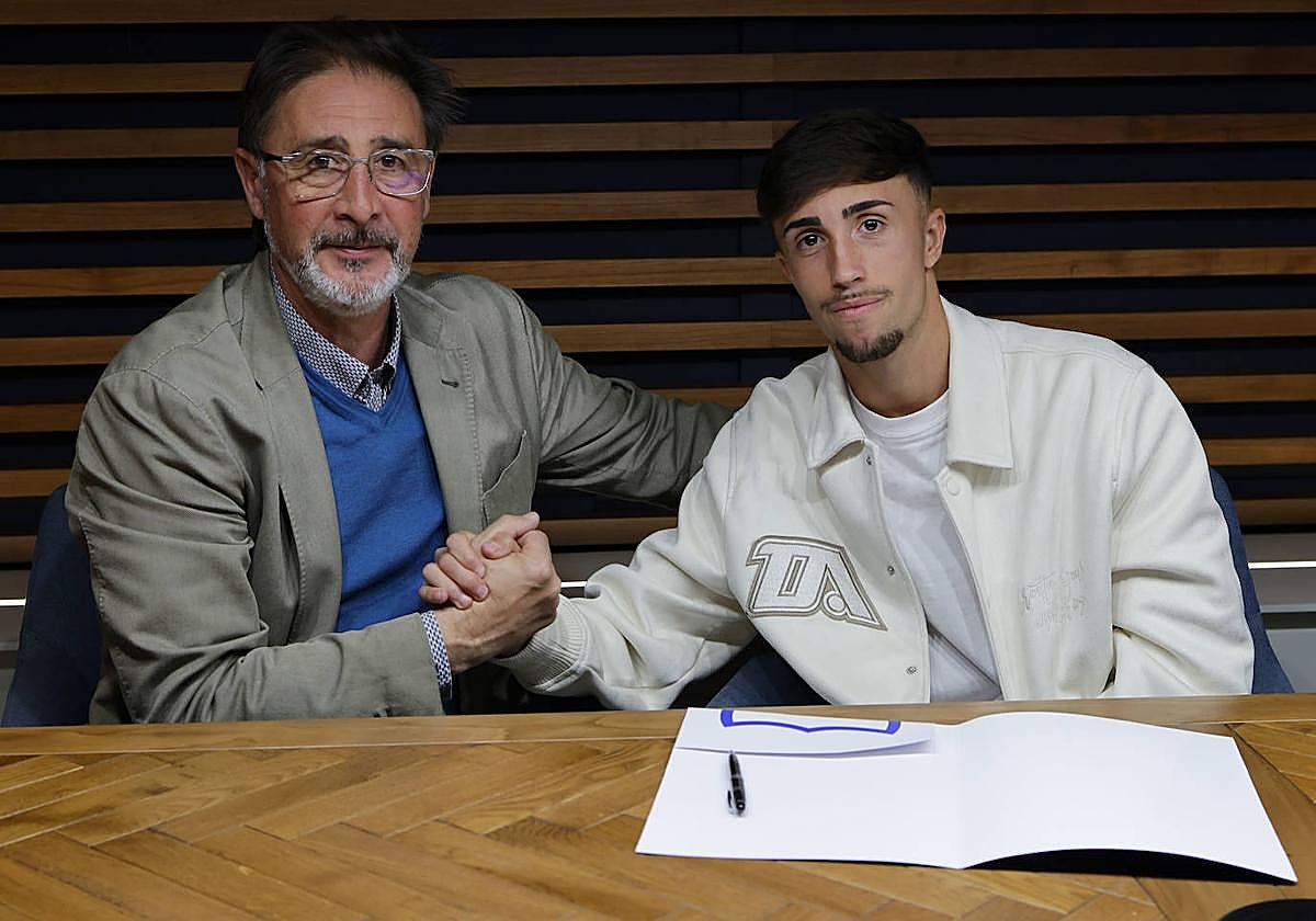 Larrubia y Loren Juarros posan juntos tras la firma de la renovación, ayer en La Rosaleda.