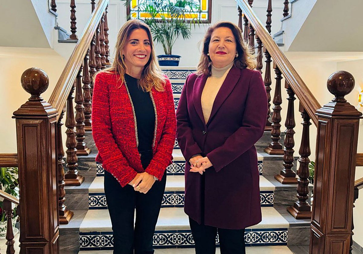 La alcaldesa de Mijas y la consejera de Agua, Carmen Crespo.