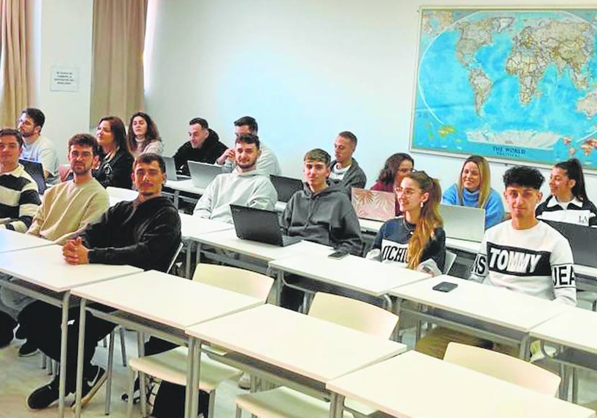 El alumnado del curso, durante una de las clases.