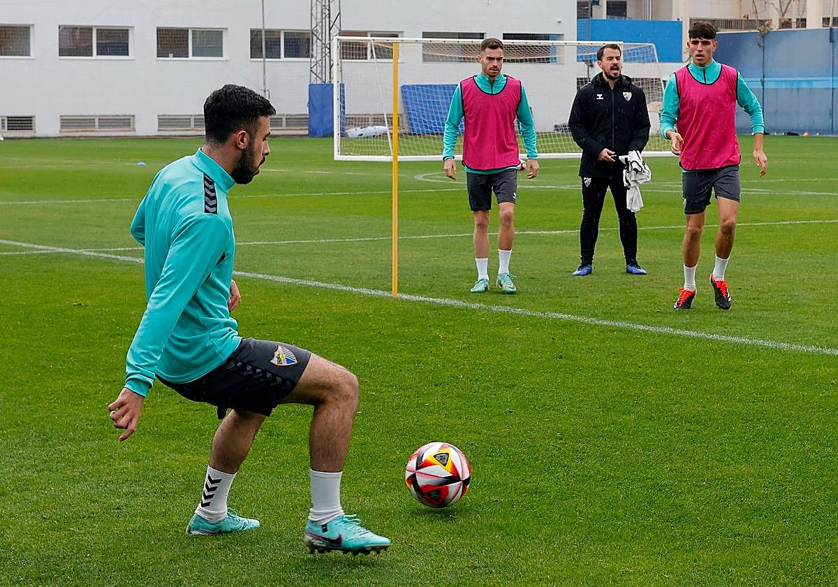 Jugadores del Málaga durante el entrenamiento de este lunes.