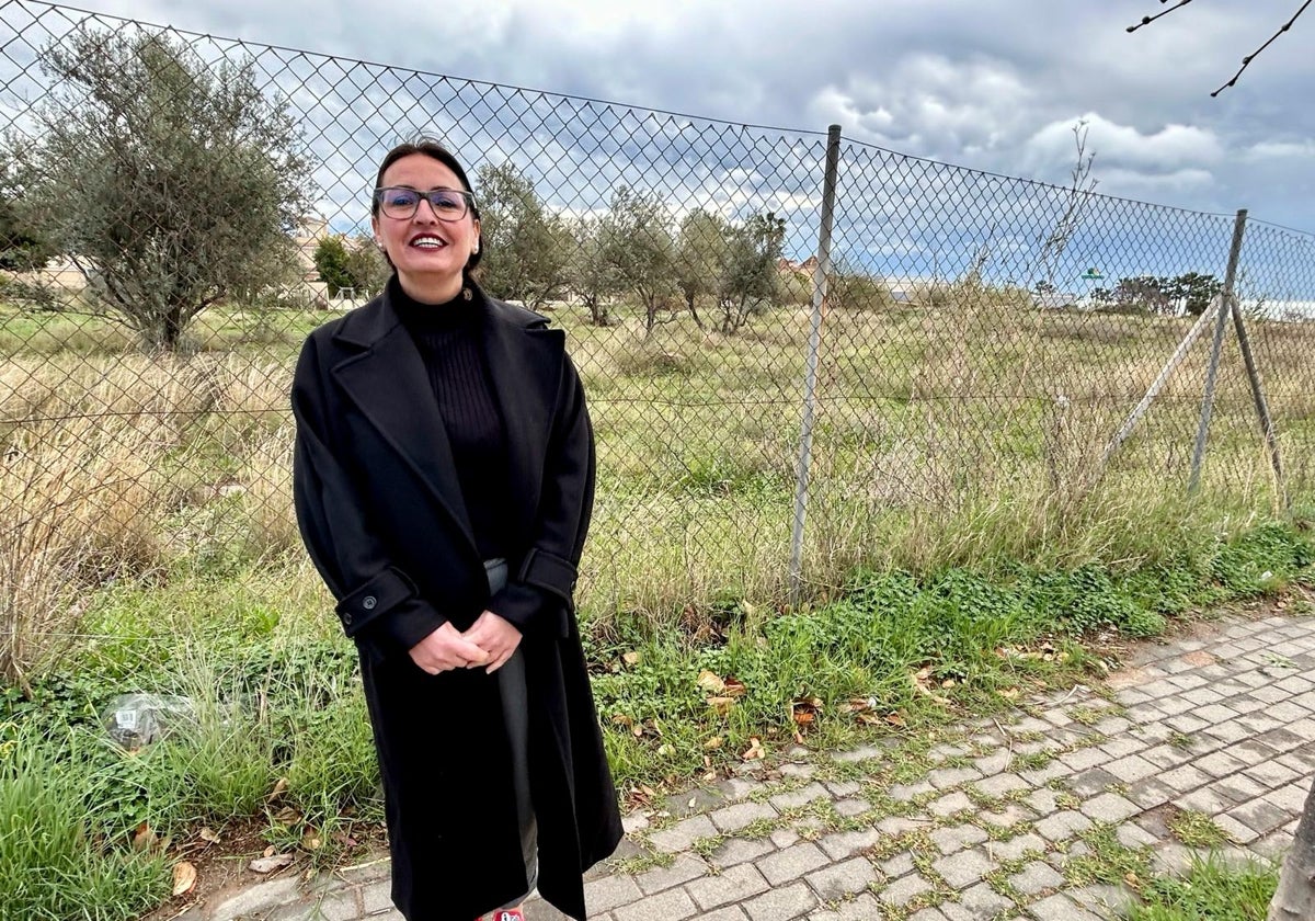 La teniente de alcalde de Benajarafe y Chilches, Rocío Ruiz, en la parcela.