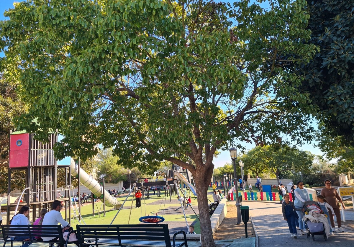 Familias con niños y niñas en el Parque de la Batería.