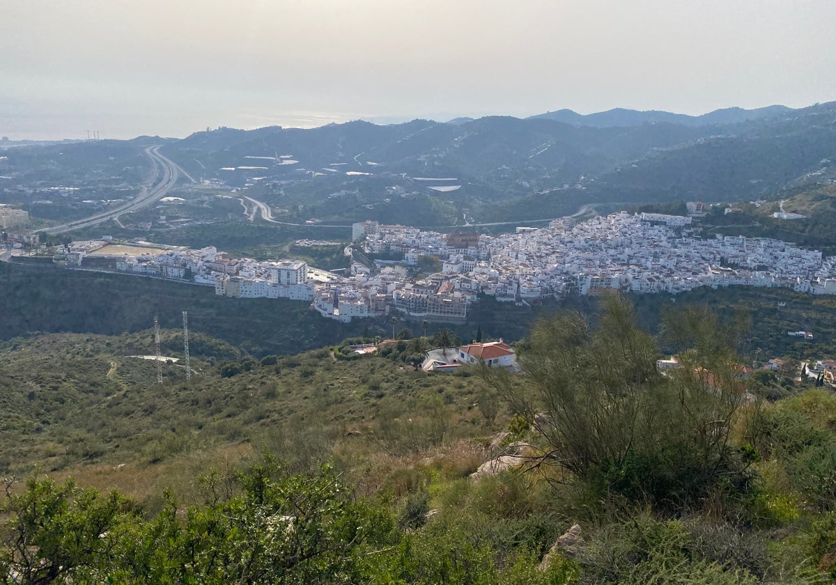 Vista panorámica del casco urbano de Torrox desde la zona del puerto.