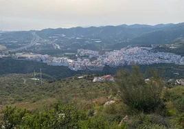 Vista panorámica del casco urbano de Torrox desde la zona del puerto.