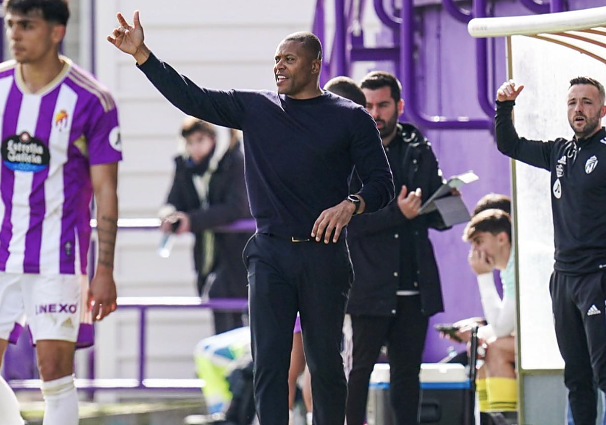 Imagen principal - Varias imágenes de Baptista como entrenador y en su etapa como jugador del Málaga.