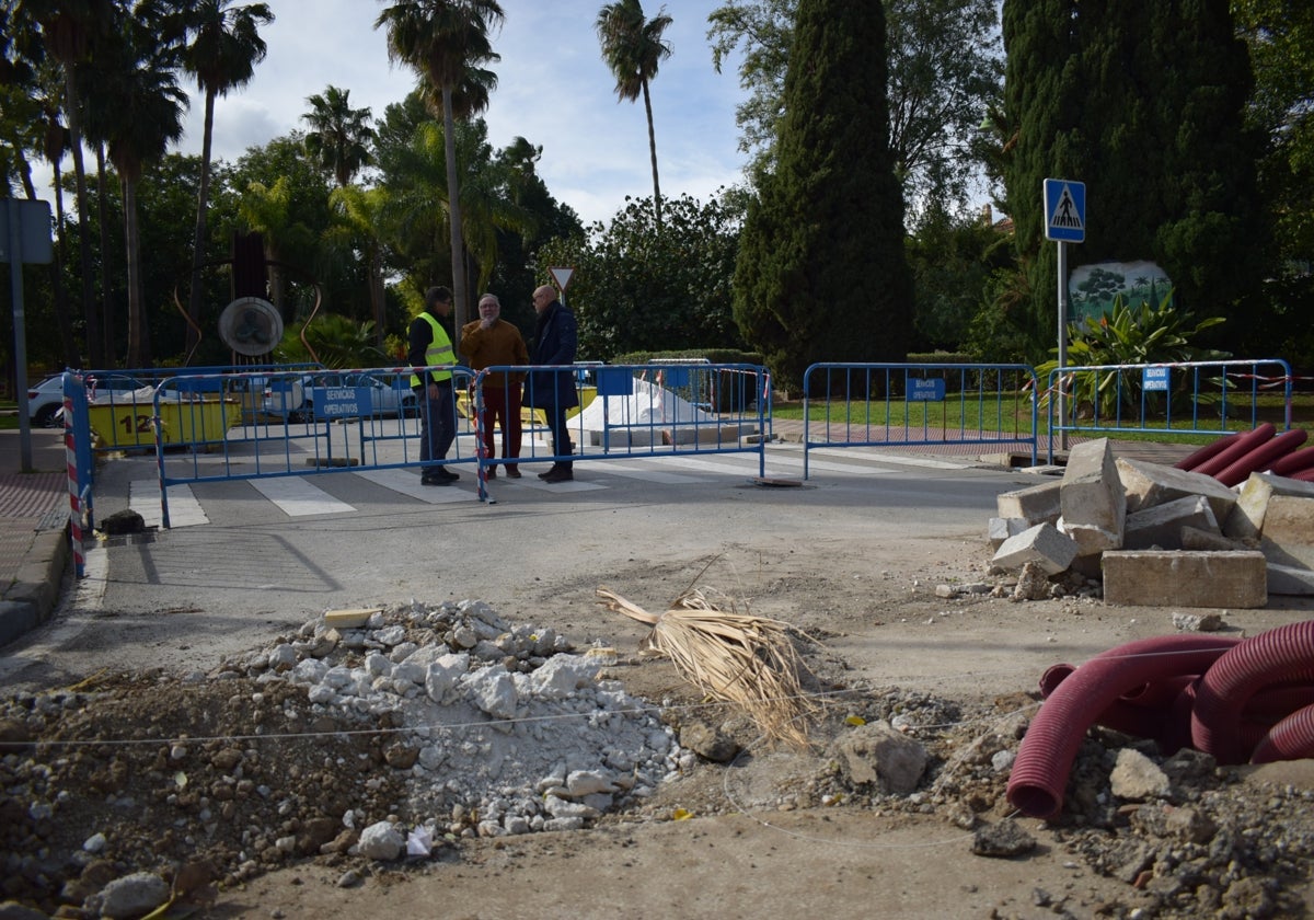 Visita a las obras del alcalde con personal técnico y el concejal del área.