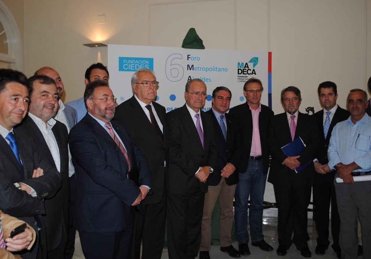 El alcalde de Alhaurín de la Torre, junto al resto de regidores y responsables institucionales que participaron en la sexta edición del Foro Metropotino de Alcaldes, celebrado en 2013.