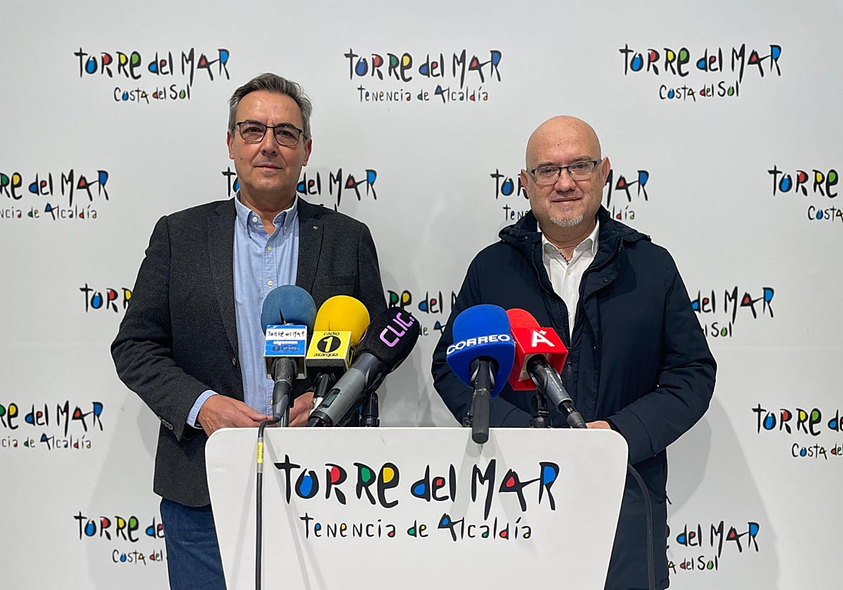 Los ediles Manuel Gutiérrez, del PP, y Jesús Carlos Pérez Atencia, del GIPMTM, este martes.