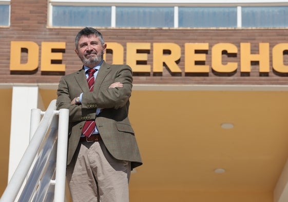 Rodríguez, en la fachada de la Facultad de Derecho de Málaga.