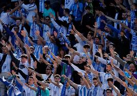 Aficionados del Málaga animan durante el último partido celebrado en La Rosaleda hace dos semanas contra el Recreativo.