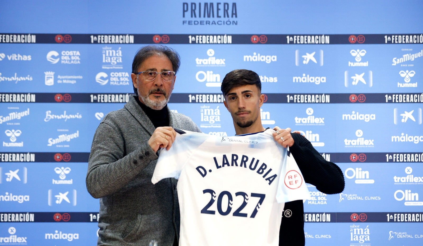 El jugador del Málaga, David Larrubia, posa junto al director deportivo Loren Juarros.