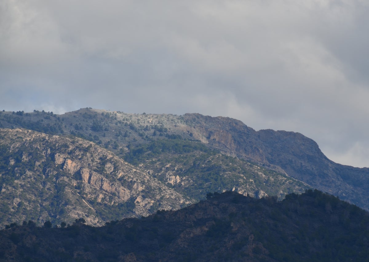 Imagen secundaria 1 - Arriba, La Navachica, el 'techo' de la Sierra Almijara, cubierta con un fino manto blanco, este martes; abajo a la izquierda, La Cadena, en la Sierra Almijara, también con nieve, y a la derecha, un espectacular arcoíris, este pasado lunes en Nerja.